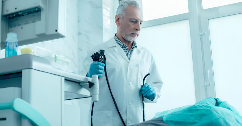 Doctor por iniciar una endoscopía