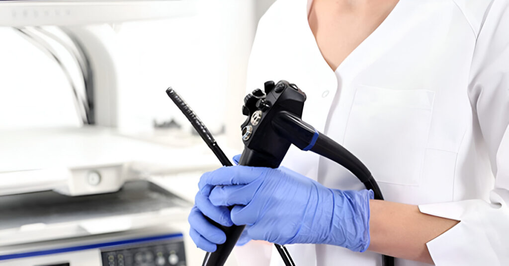 Doctora con un endoscopio en la mano