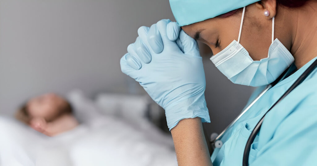 Doctora con paciente en emergencia